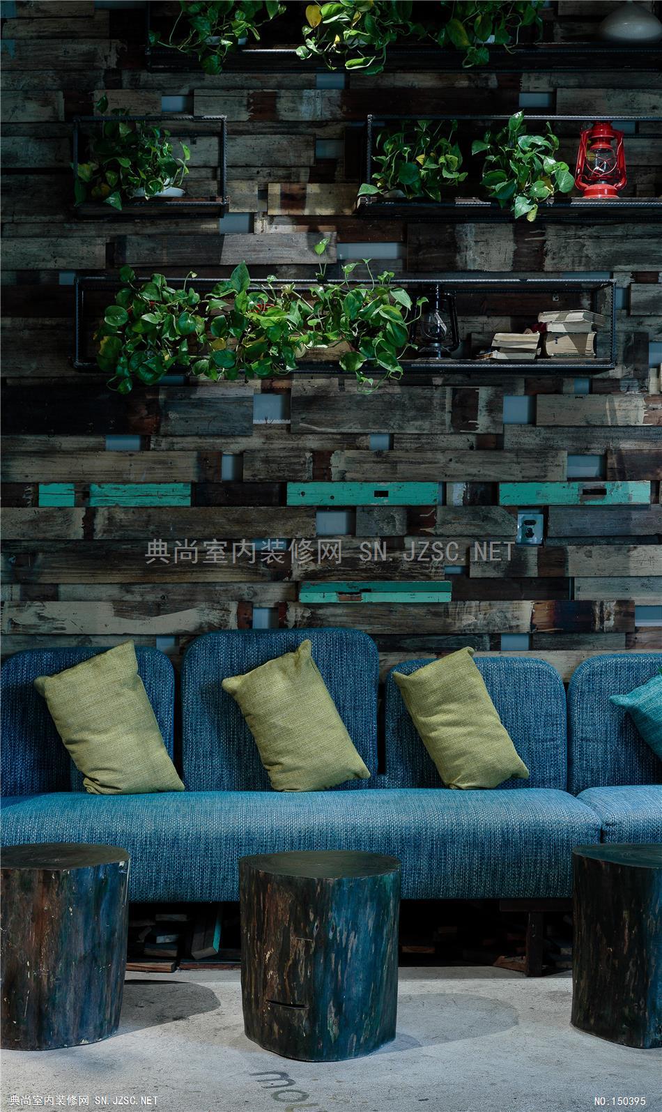 图2 门厅的沙发（抽屉式木质板墙壁诉说着年代的久远，阁楼式叠放的绿色植物让人眼前一亮，原始继现代）